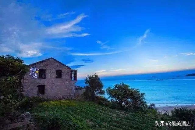 这对夫妻把渔民都嫌弃的破旧石头房，改成3个超美的民宿，美爆了