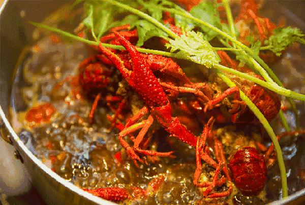 夏天适合出来吃小龙虾喝啤酒,夏天最重要的事喝啤酒吃小龙虾