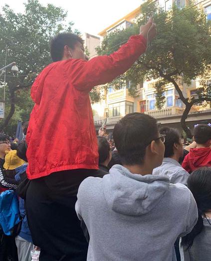 骑马式、登高式…为观看国际军乐节,南昌市民解锁观看姿势