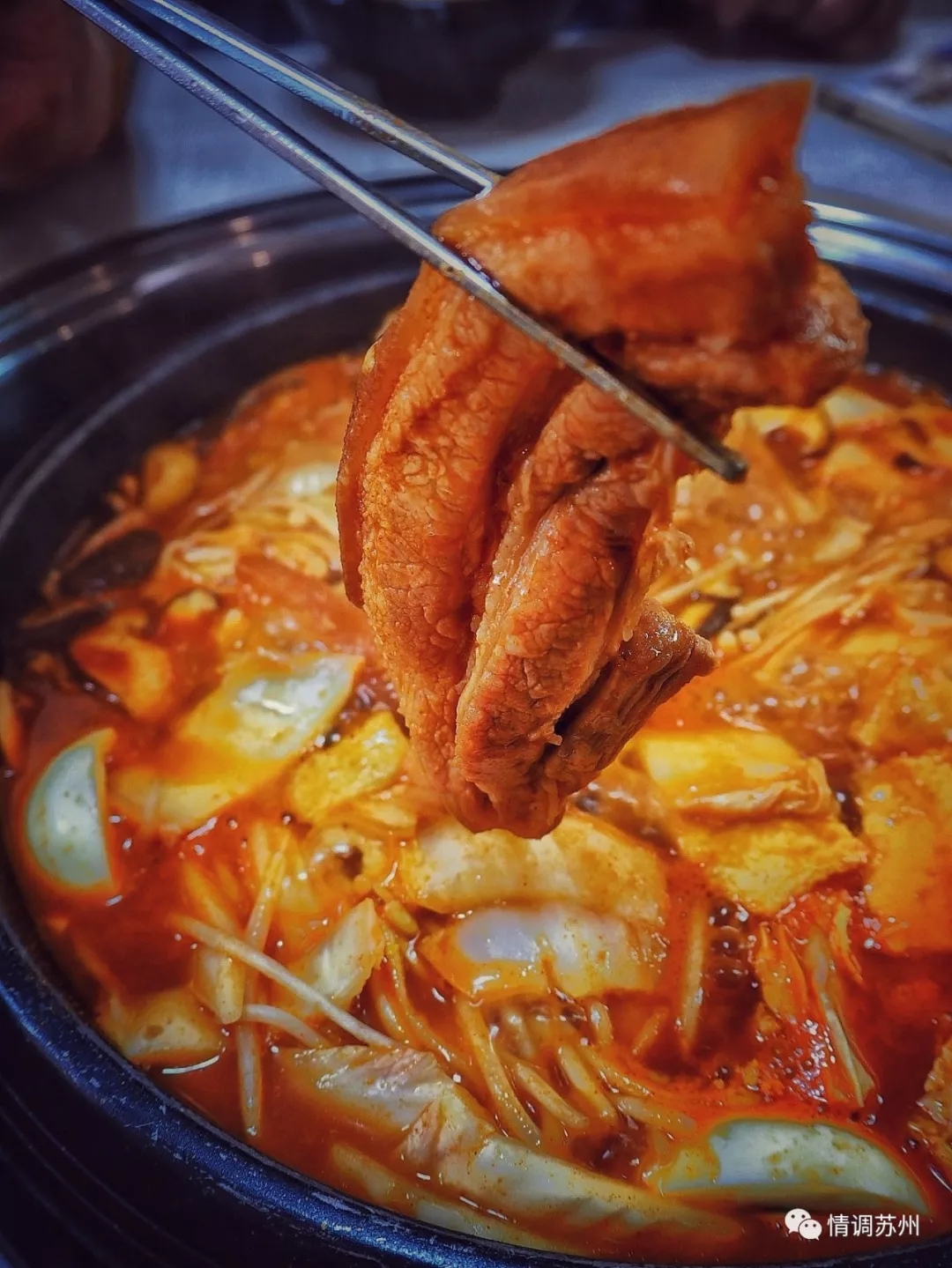 这条不足300米巷子，既有观前街的夜色迷离，也有价值连城的收藏