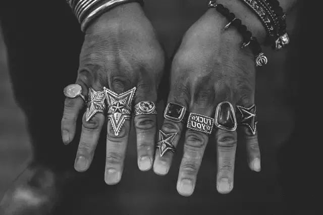 100多块钱的银戒指是真的吗,真的会有人花几千万买一个手表吗