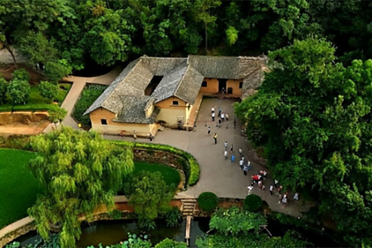 毛主席看到与母亲的合影，激动地用土话问道：咯是从哪里拱出来的