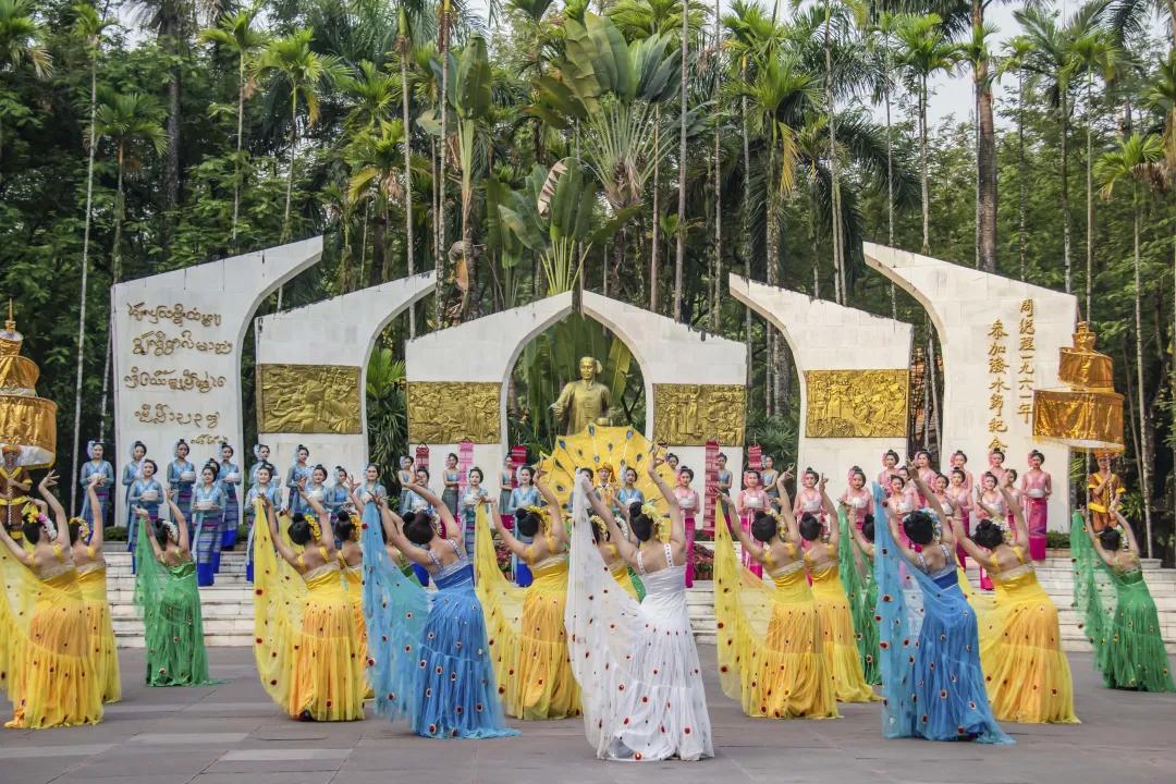 难忘的泼水节一年一度,一年一度的泼水节开始狂欢