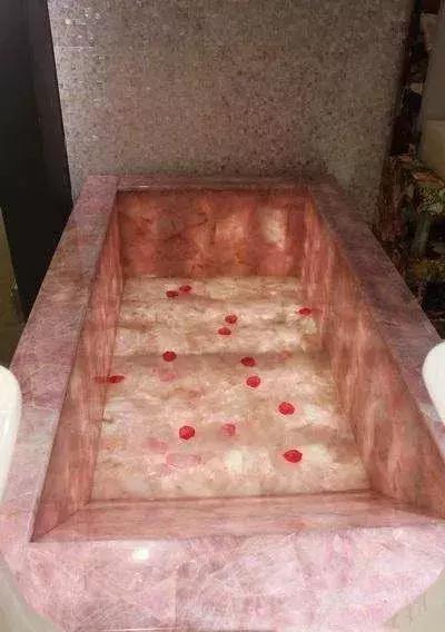 来，我请你洗澡，小编有个“价值10000000的石材浴缸”