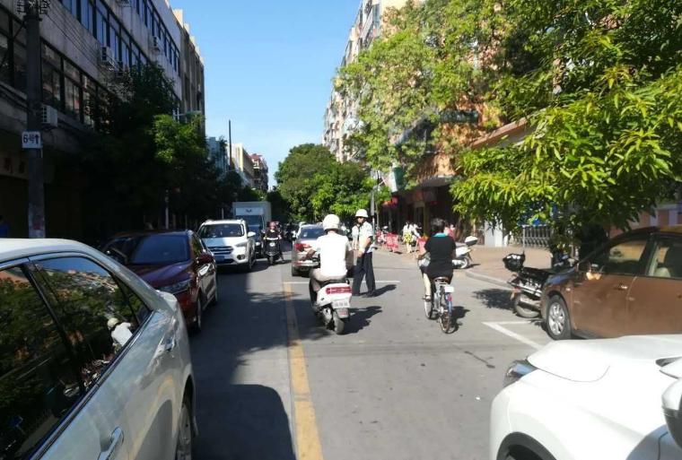 电动车闯红灯撞上叉车谁的责任,电动车闯红灯导致后面车辆追尾