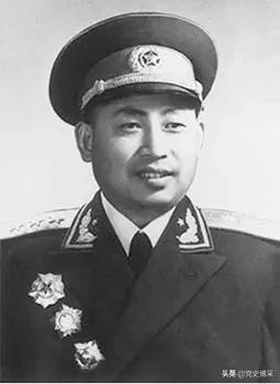 获得三枚一级勋章的少将,荣获三枚一级勋章的有多少人