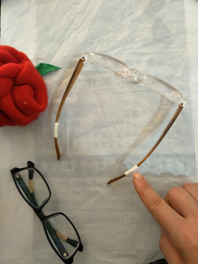 眼镜总是往下滑有什么妙招,眼镜容易滑落怎样调整眼镜框架