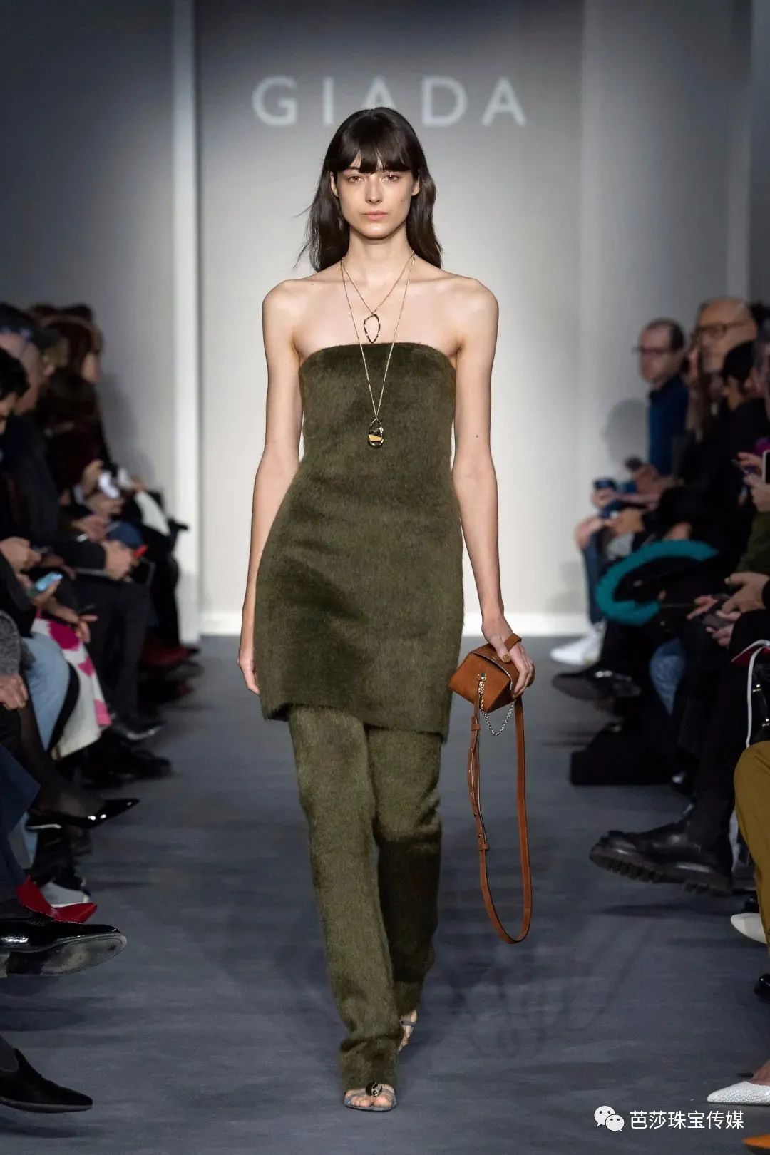 整天研究无聊的穿搭,一天到晚研究穿搭