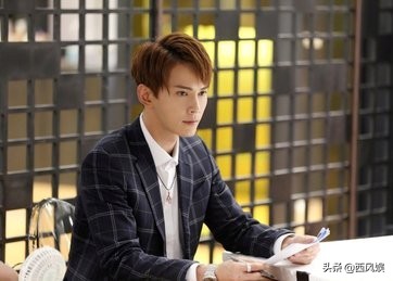 被“卖”到了香港，后自己把自己“买”了出来，太曲折，今已成名