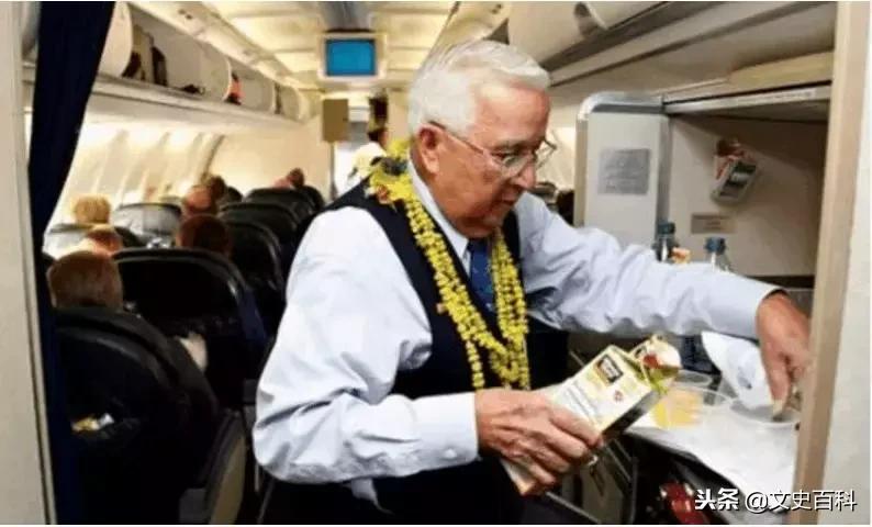 为什么美国的空姐都是大妈,外国航空为什么会有中国空姐