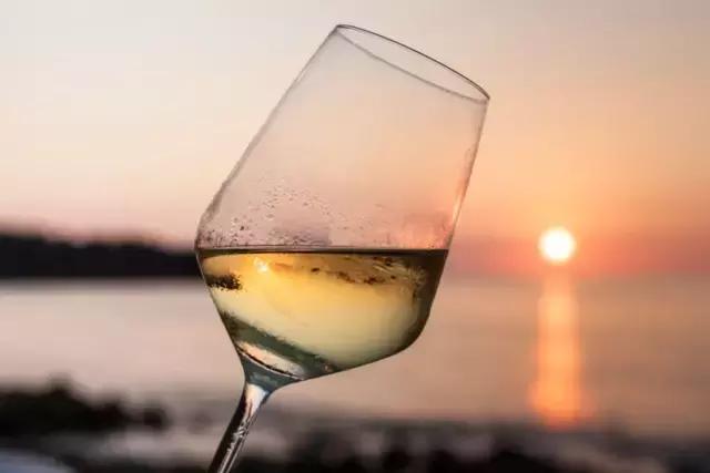 夏季冰镇水果葡萄酒怎么做,冰镇葡萄酒的正确方法