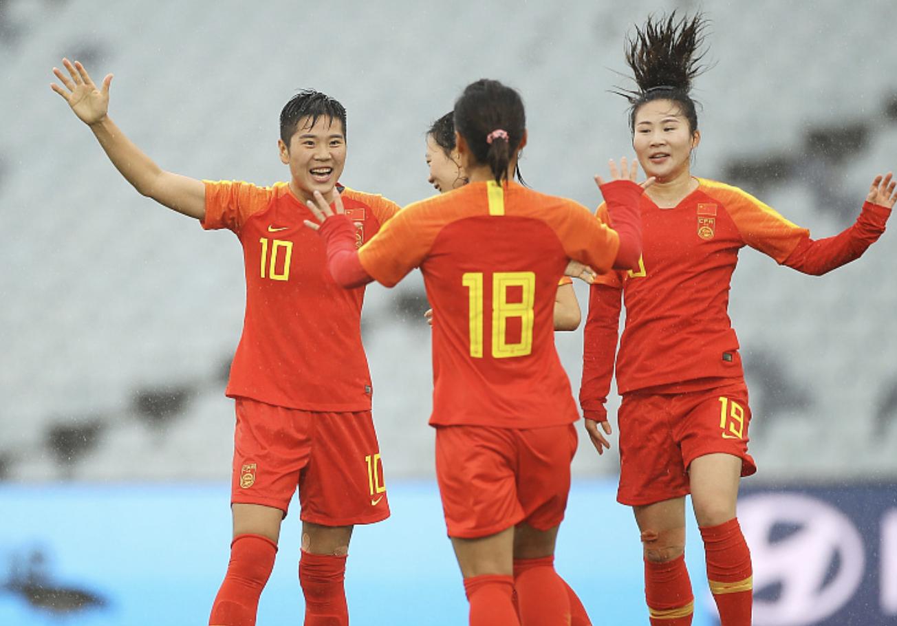 鼓舞中国女篮,中国女足网友欢呼