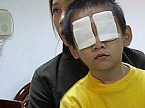 小孩石灰进眼睛,小孩把石灰弄到眼睛里了怎么办