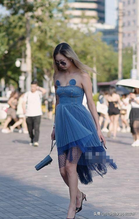 路人街拍：美女性感穿搭+精致面容配完美身材=摩登女郎