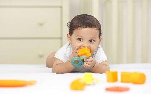 宝宝吃手指是否应该阻止呢,宝宝吃手越来越聪明你相信吗