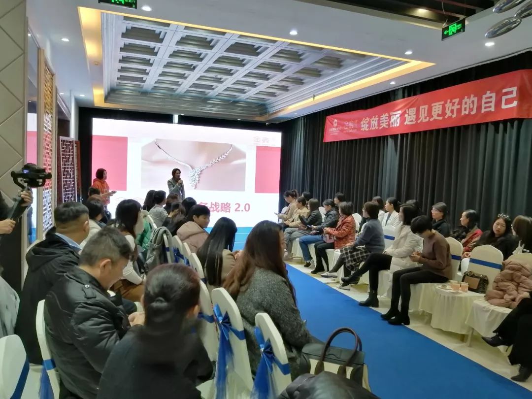 金鑫珠宝郑州永和铂爵店亮相，引数百名跑男排队代购