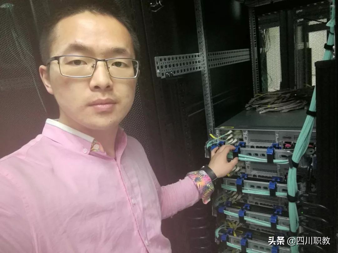 国家骨干邮电通信界翘楚，迎面走来的是四川邮电职院代表队