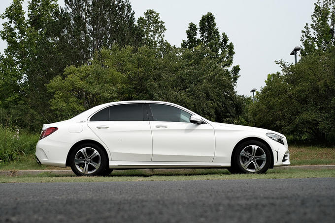 奔驰c级180落地多少钱,豪华奔驰180