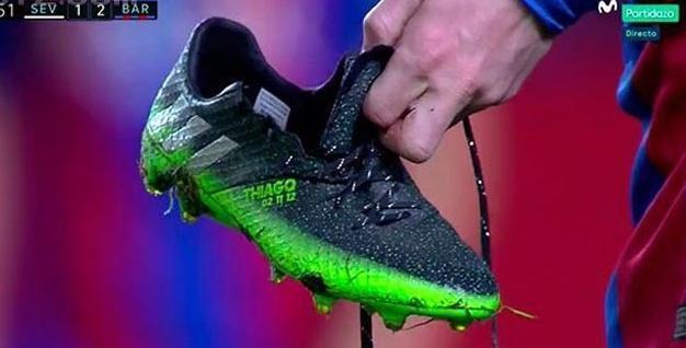 足球鞋被踩掉,足球踩掉鞋犯规吗