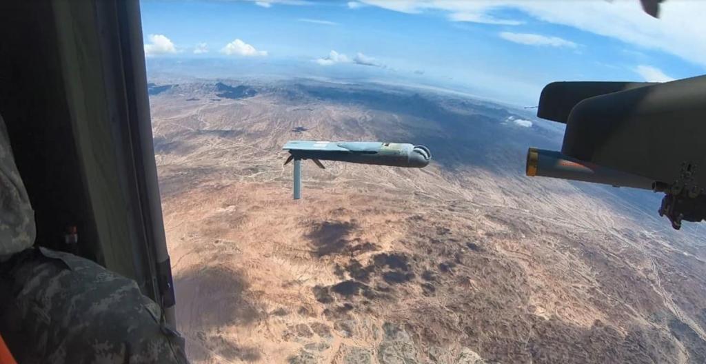 垂直打击美国黑鹰直升机,黑鹰直升机发射无人机