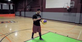 新手篮球投篮时怎么抓球,篮球新手怎么投篮命中率高