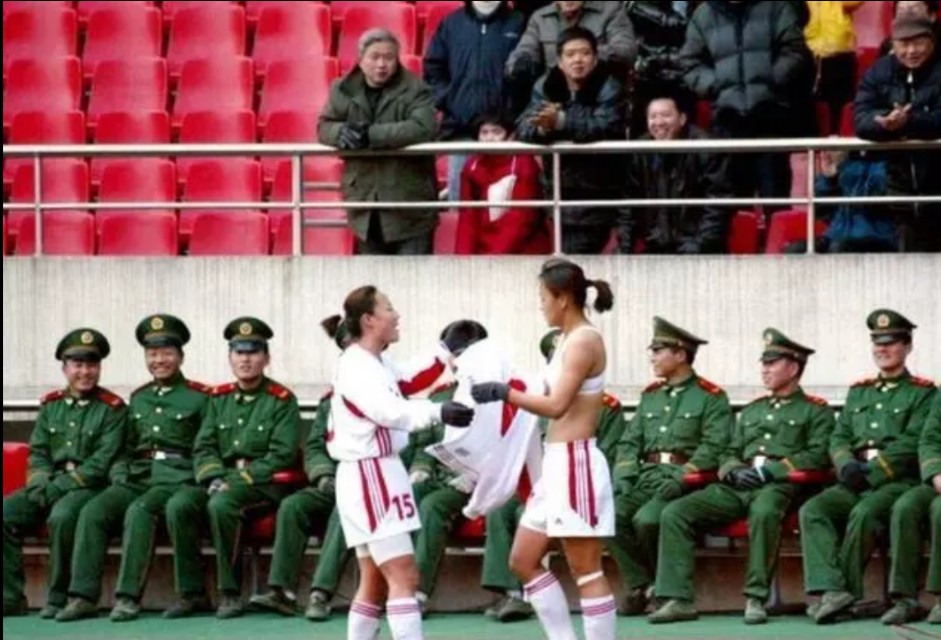 女足队员秀腹肌,女足队长秀六块腹肌