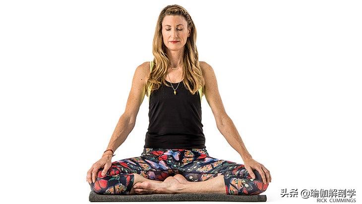 每日瑜伽肩颈简单12节理疗动作,颈肩背部酸痛缓解瑜伽动作