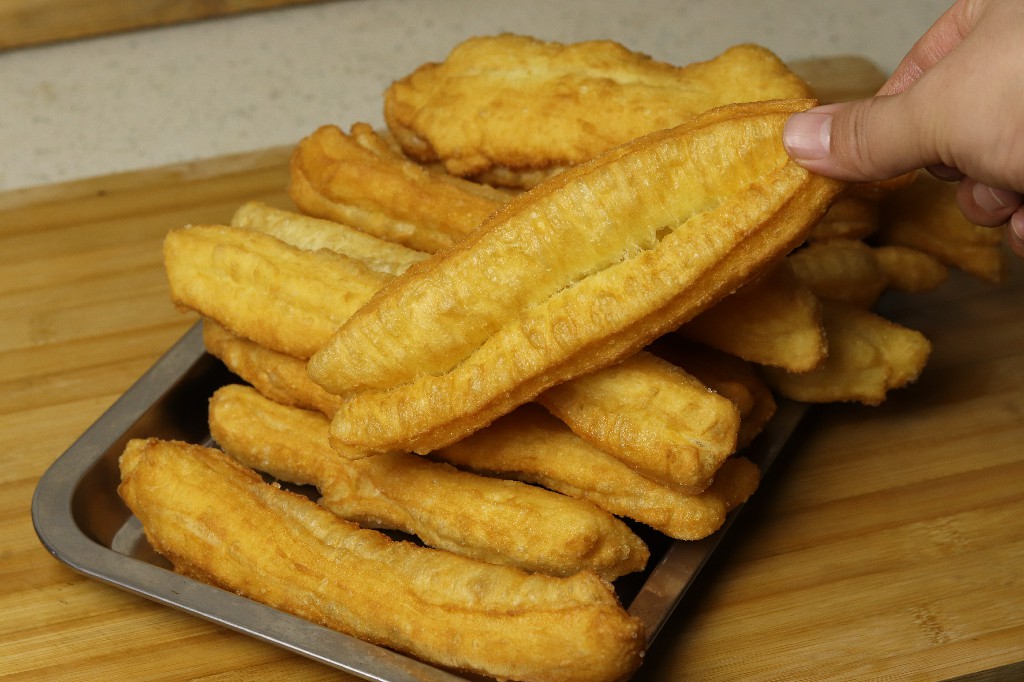 在家炸油条健康又美味放心吃,怎样炸油条才酥脆不用泡打粉