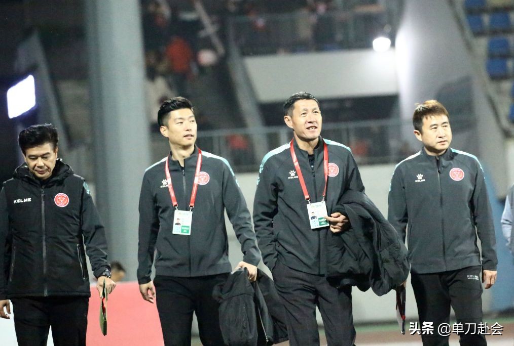 人走茶凉！中甲队解散89天后，豪华大巴车被拍卖，原价超100万！