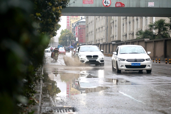 汽车大灯水雾干了怎么办,汽车大灯进水了怎么解决