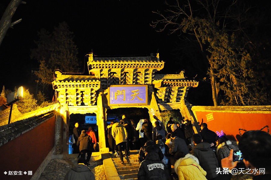 甘肃天水数万民众“上九朝观”祈福纳祥争烧头柱香！（组图）