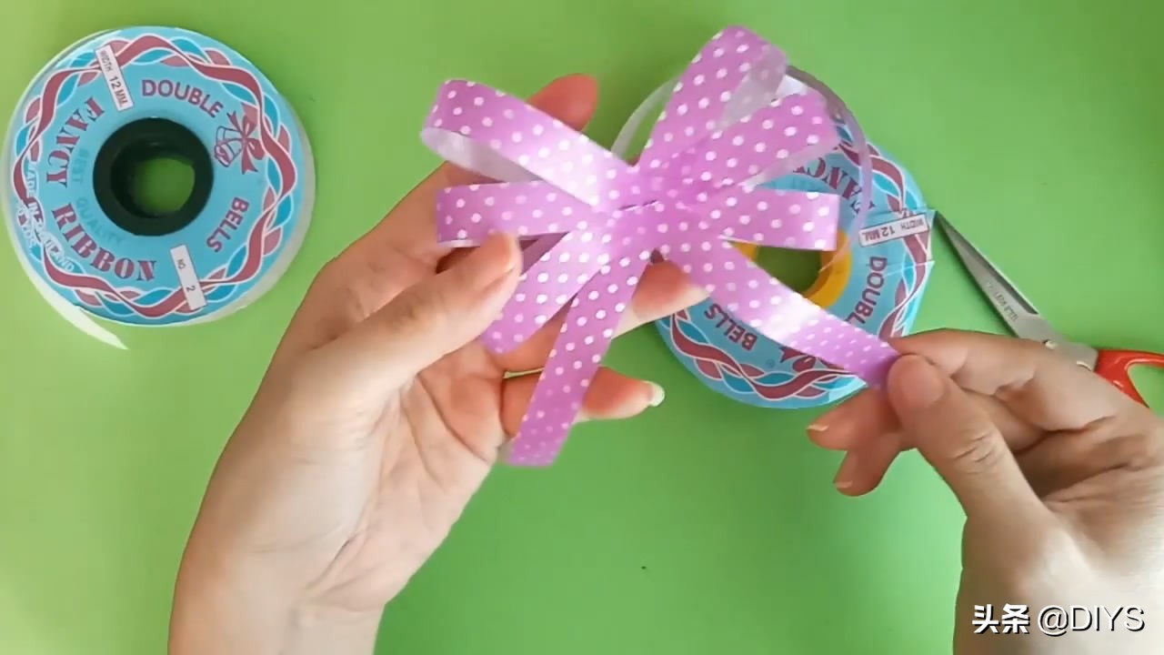拉花彩带蝴蝶结的打法,包礼物彩带蝴蝶结的打法