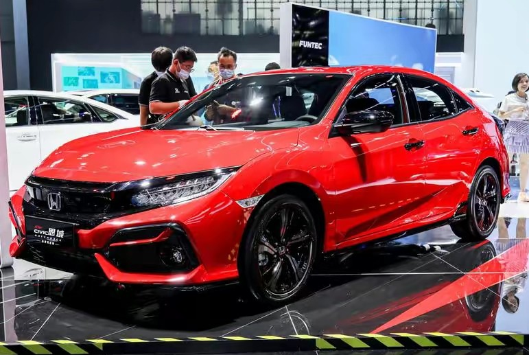 90后小伙喜提80款汽车,90小伙喜提82年夏利