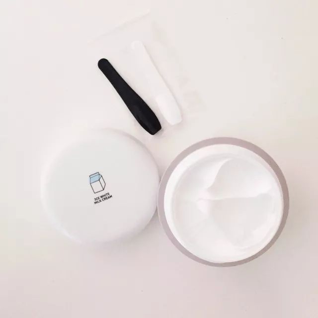 想让妆容不脱妆妆前不用水乳霜,十分钟快速出门妆容素颜霜