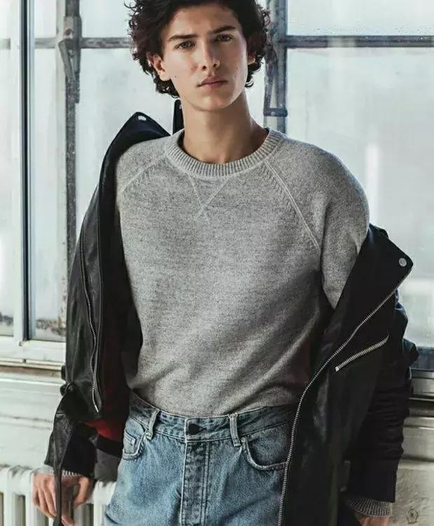 全球最帅王子18岁净身出户，上海打工赚钱：生来是王子，太惨了