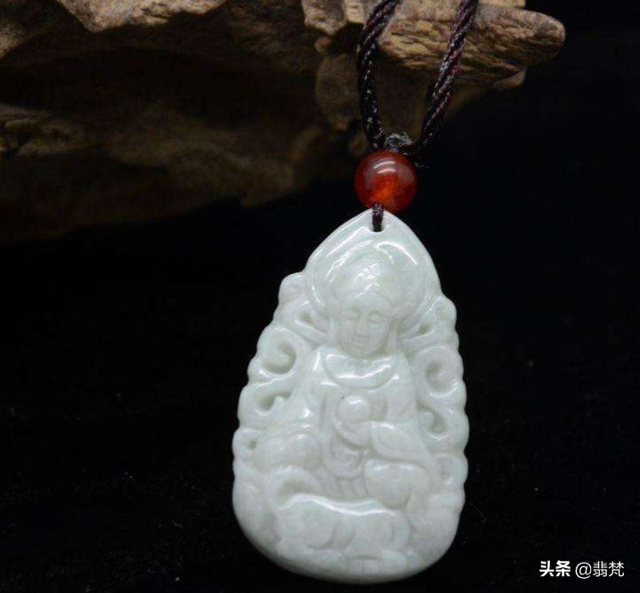 直播间有的翡翠镯子很透但便宜,有的翡翠很白