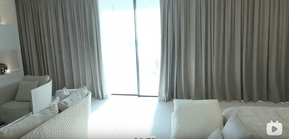 迪拜男子奋斗十年买下劳斯莱斯,迪拜小伙卖掉劳斯莱斯买法拉利