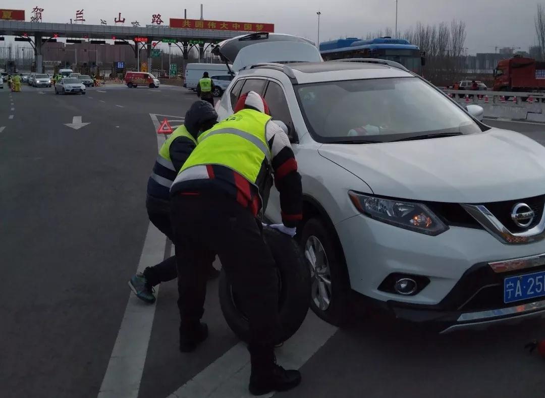 抗击疫情志愿者坚守社区防控岗,抗击疫情一线的医务人员