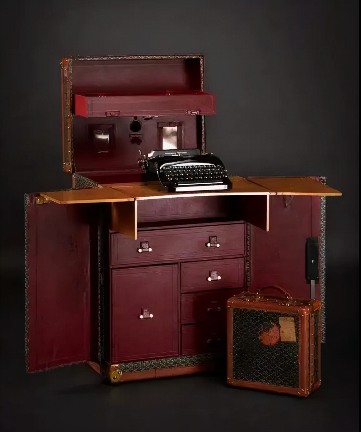 用“沉默”代言的rapper时尚爱物，“人间种草机”王菲超爱背的包