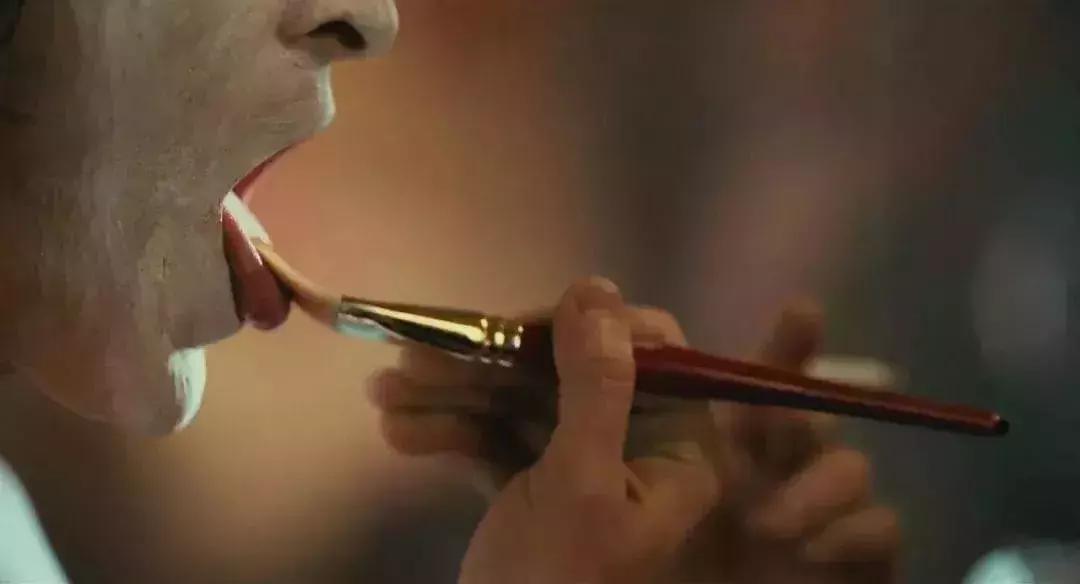 它因为尺度太大，被美国人*制抵**上映，“小丑”终将成为经典