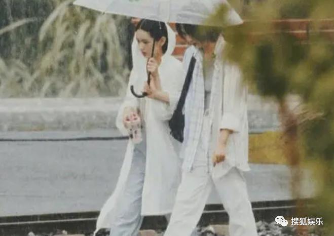 周也和赖冠霖真的在一起吗,周也和赖冠霖的恋情是真的吗