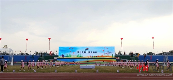 864名金明少年倾情演绎足球操为十运会和祖国生日深情献礼