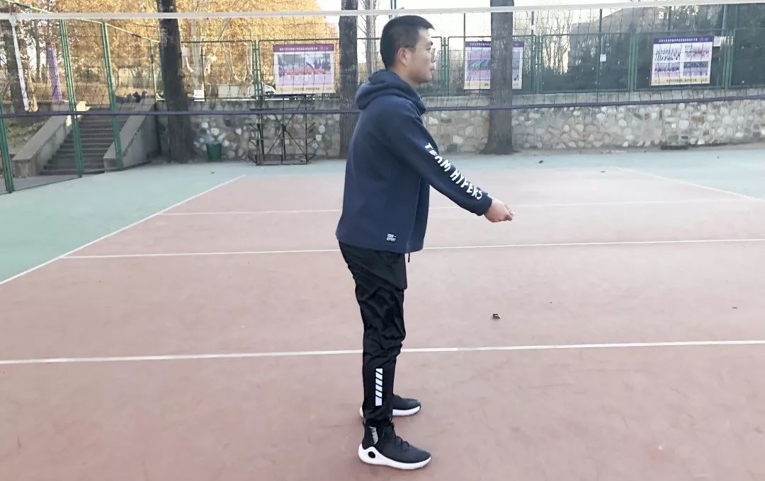 北京体育中考排球垫球技巧,中考排球垫球的正确姿势视频