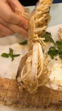 搞笑GIF开心一刻:姑娘你晚上睡觉,你要小心你家这只猫