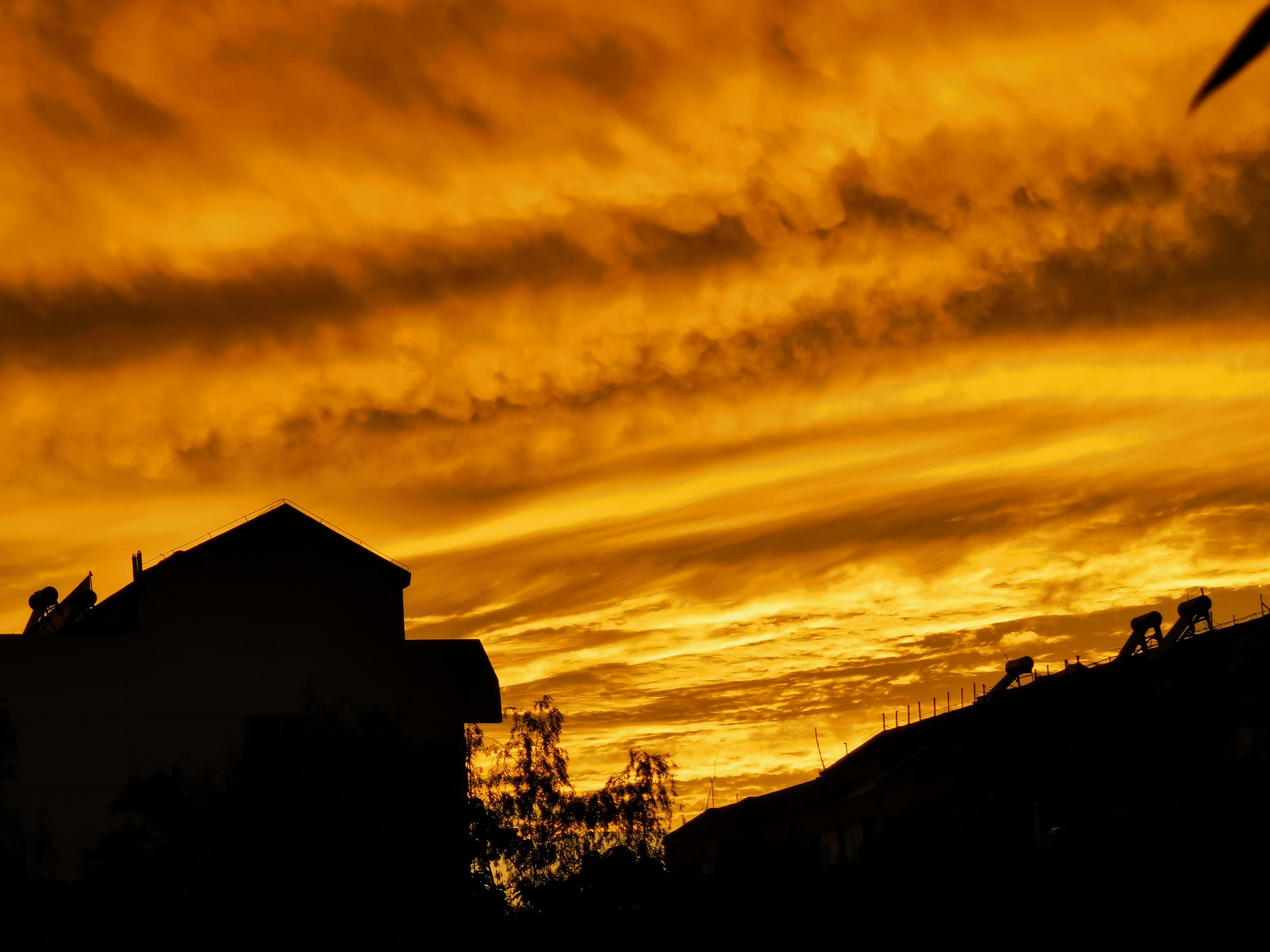 下了一天一夜的小雨,下了一天小雨傍晚居然出现了晚霞