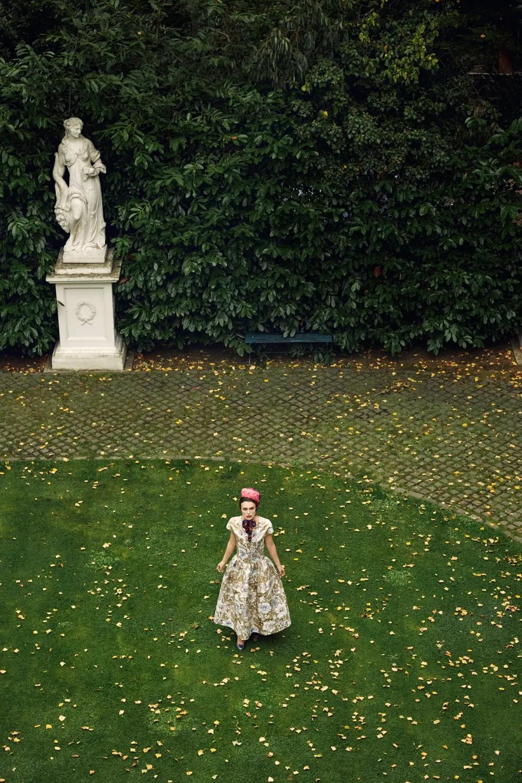 在家也穿这么精致吗,在家也穿西装打领带