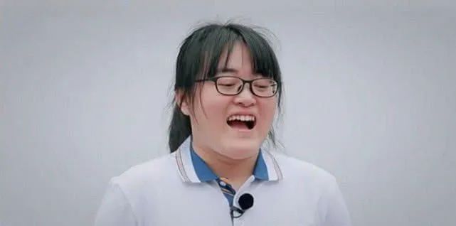 胖女孩表白男同桌,胖女孩鼓起勇气向男子表白