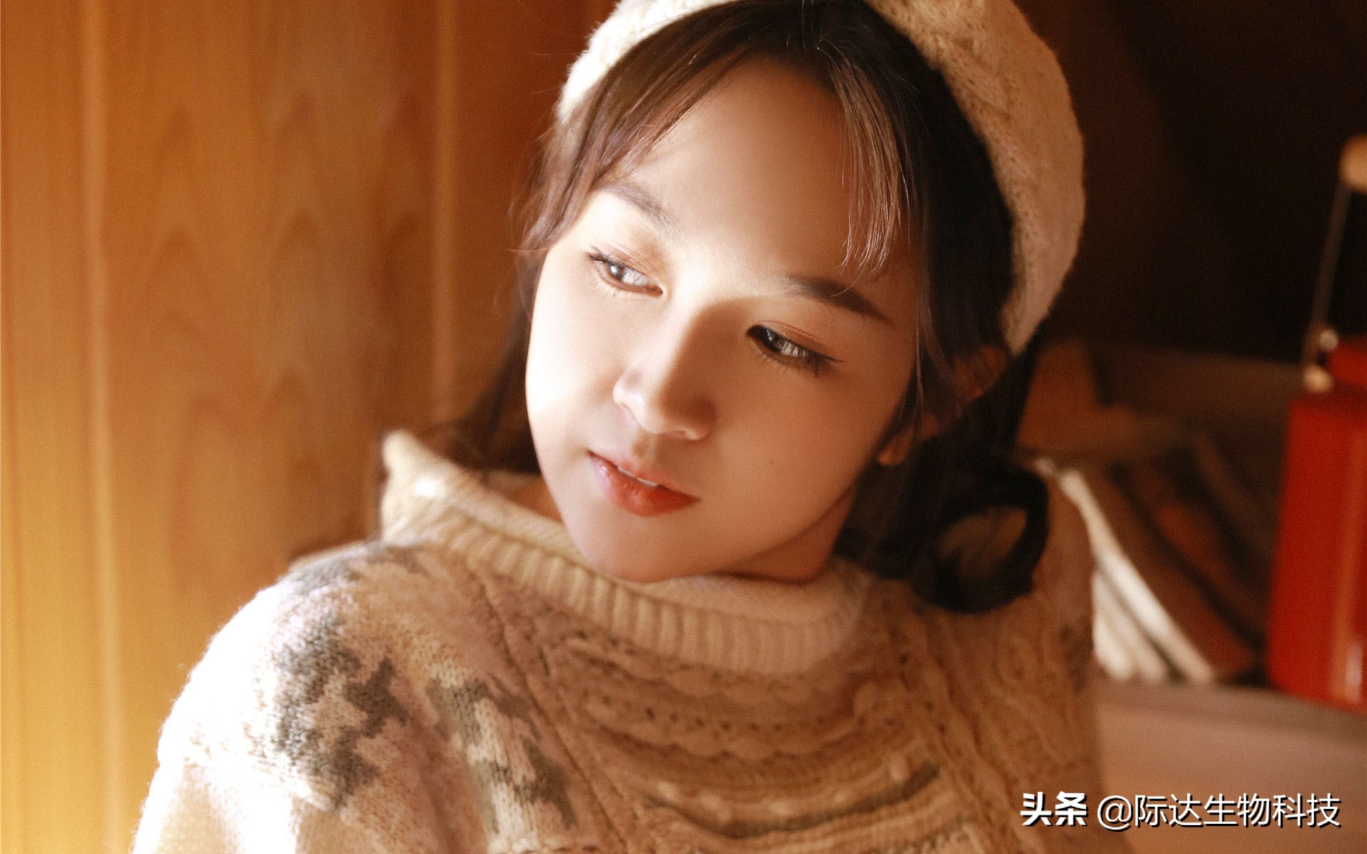 叮咚！你的眼部肌肤已欠费！再不护理，将影响正常使用…