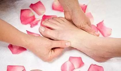 正确按摩脚底穴位的方法,脚底七步按摩法