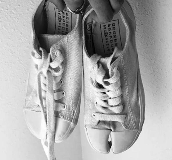 又一双“丑鞋”火了，时髦的人都喜欢把脚趾分开吗？